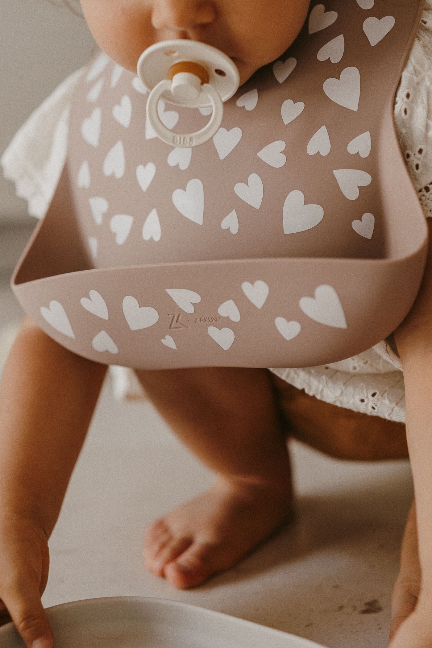 Bavoir en Silicone Coeur Taupe